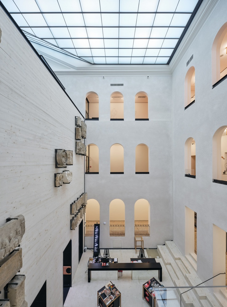 Quelle: kärnten.museum, Blick in das Atrium, Foto Paul Ott